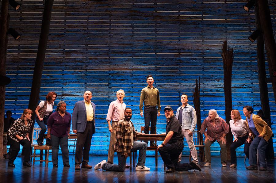 escena del musical Come From Away (1)