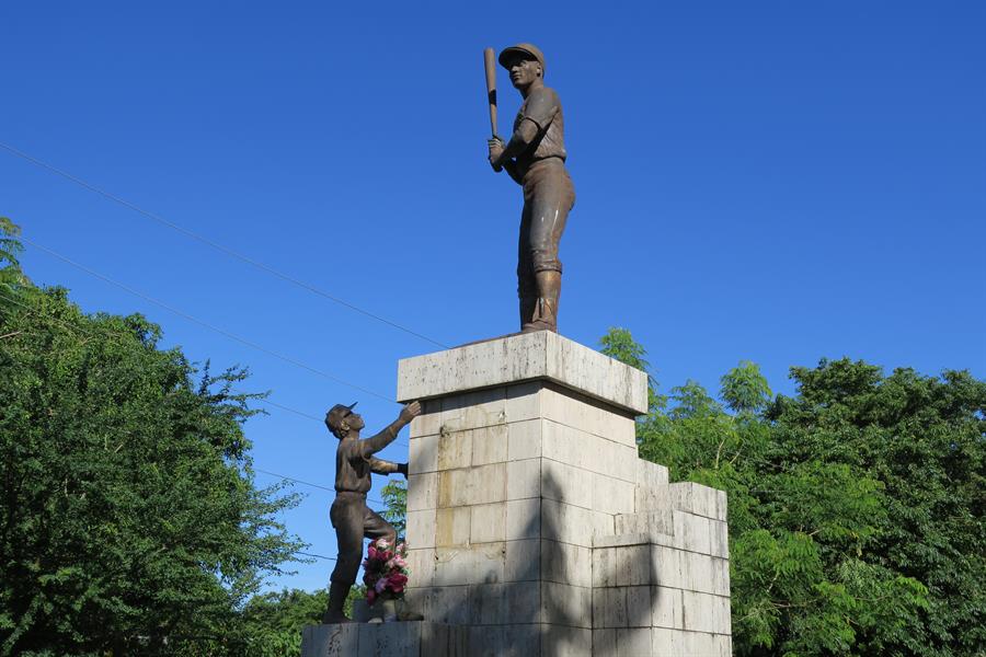 estatua dedicada al fallecido pelotero puertorriqueño Roberto Clemente (2)