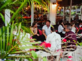 Resurge en EE.UU. la "happy hour" como antídoto contra la inflación y pandemia