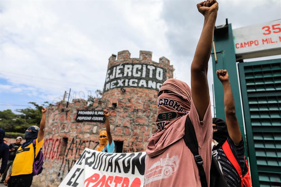 protesta por el octavo aniversario del crimen contra sus 43 compañeros de la escuela rural para maestros de Ayotzinapa protesta