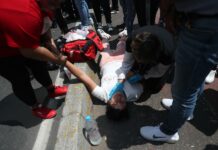 Suben a dos los muertos y a 10 los heridos por el sismo de 7,7 en México