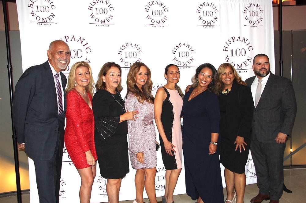 Durante la gala conmemorativa del 25o aniversario de la organización 100 Hispanic Women posaron, de Izq. a Der.: Rafael Toro, relacionista público de GOYA Foods Inc., auspiciante principal del evento; Monica Morales, maestra de ceremonias de la gala; Sobeida Cruz, vicepresidente de la organización; Audrey Puente, meteoróloga de Fox 5, maestra de ceremonias y reconocida durante la gala; Josiel Estrella, funcionaria de la oficina del Contralor de la ciudad de Nueva York; la vocalista de la banda de Nelson Gonzalez; Cristina Contreras, presidente del National Dominican Day Parade Inc. y Marcos Crespo, vicepresidente de asuntos comunitarios de Montefiore.
