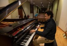 Pianista Abdiel Vázquez dirige gala en festival en el norte de México El pianista y director de la Súper Orquesta Filarmónica de la Escuela Superior de Música y Danza de Monterrey, Abdiel Vázquez, posa en una entrevista para EFE el 19 de octubre de 2002, en el estado de Nuevo Léon (México).