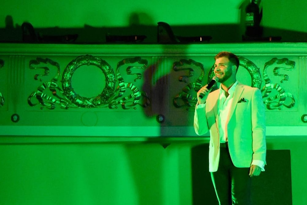 Rey ha viajado el mundo con su m&uacute;sica, incluyendo en la &Oacute;pera de Monte-Carlo en M&oacute;naco. 