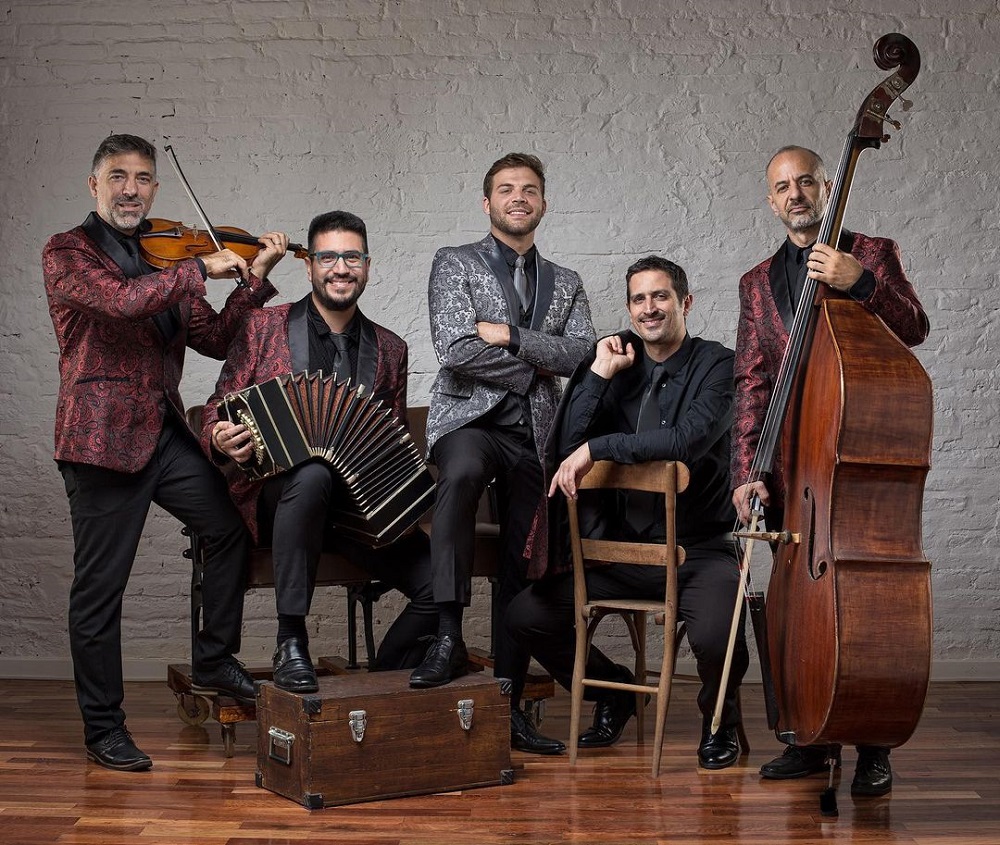 Rey (centro) con la orquesta de Tango Lovers. 