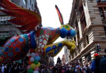 Un desfile de 220 alebrijes inunda de colores las calles de Ciudad de México Fotografía cedida hoy, por el Gobierno de la Ciudad de México, donde se observa un desfile de alebrijes en la capital mexicana (México).