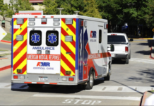 Muere mujer que sufrió dos accidentes de tránsito camino a hospital de Nueva York Una mujer que era llevada a un hospital tras haber sido arrollada por un coche en la calle murió luego de que la ambulancia en que era transportada al centro sanitario chocara cerca del lugar donde la recogieron y luego volcase.