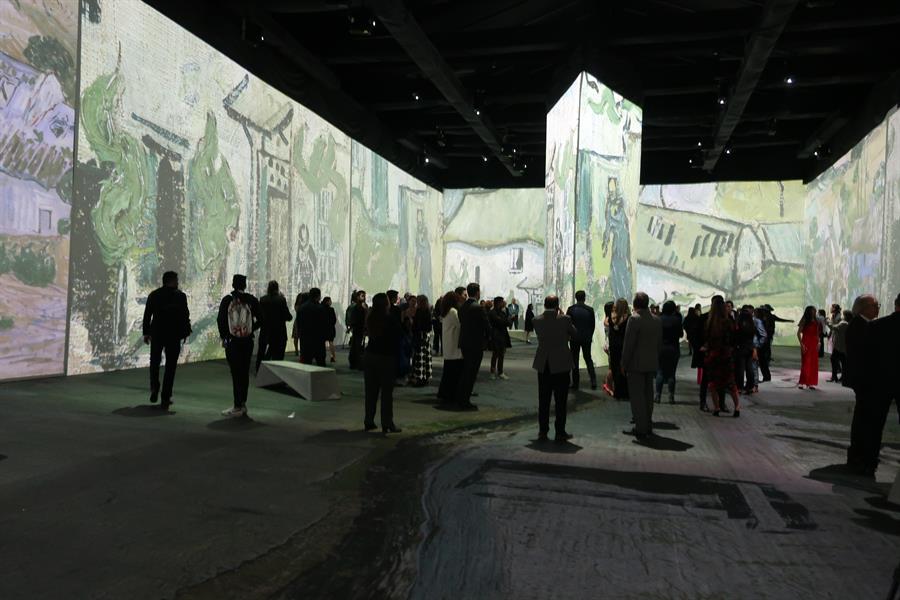 Grupos de personas asisten a la muestra del pintor neerland&eacute;s Vincent Van Gogh, referente del post impresionismo, con una exposici&oacute;n inmersiva de m&aacute;s de 200 obras, ayer, en Quito (Ecuador).