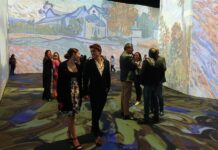 Arte, sentimiento y emoción en exposición inmersiva de Van Gogh en Quito El pintor neerlandés Vincent Van Gogh, referente del post impresionismo, "llegó" a la capital ecuatoriana con una exposición inmersiva de más de 200 obras, que "cobran vida" en un espectáculo lleno de sentimiento y emoción, en el que resaltan su serie Los Girasoles, La noche estrellada y varios autorretratos.