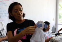 Blanca Díaz muestra una figura fabricada con tela en el taller de costura Tejedoras de Sueños