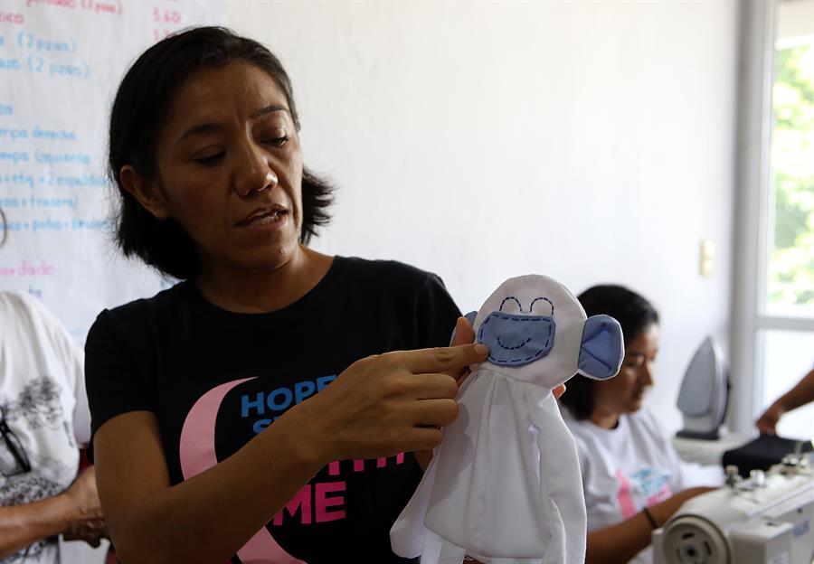 Blanca Díaz muestra una figura fabricada con tela en el taller de costura Tejedoras de Sueños Blanca Díaz muestra una figura fabricada con tela en el taller de costura Tejedoras de Sueños