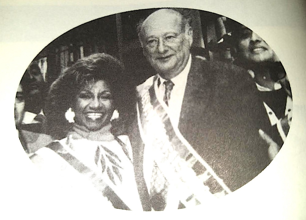 La famosa cantante cubana Celia Cruz (+), fue Gran Mariscal del desfile en 1988. En la gráfica junto al alcalde de la ciudad de Nueva York, Edward Koch (+).