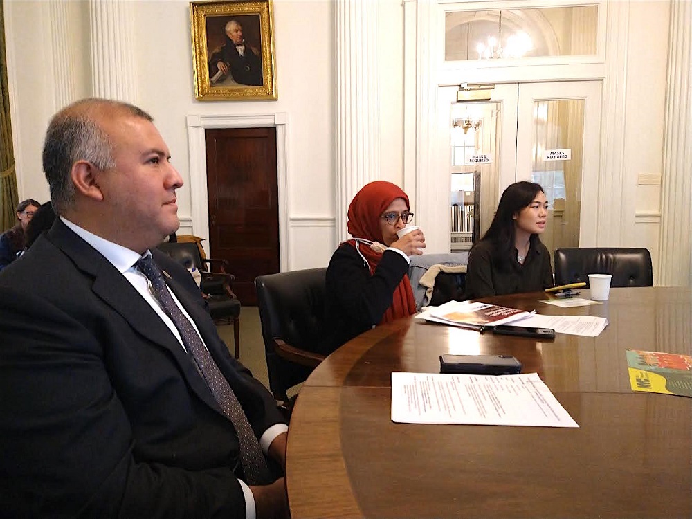Durante la mesa informativa con los medios de comunicación, de Izq. a Der.: comisionado Manuel Castro (MOIA); Dra. Sarah Sayeed, principal y directora ejecutiva de la Comisión de Participación Cívica y Winnie Chin, Directora de la coalición de inmigracion de la ciudad en la comisión de envolvimiento cívico.