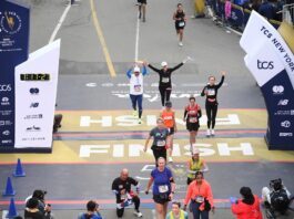 David Ramírez junto a su hija Jamilé cruzando la meta en la maratón de Nueva York, en noviembre de 2021 y en la cual volverán a participar este 2022, para continuar promoviendo a la famosa Silla Manteña, símbolo de la ciudad de Manta.