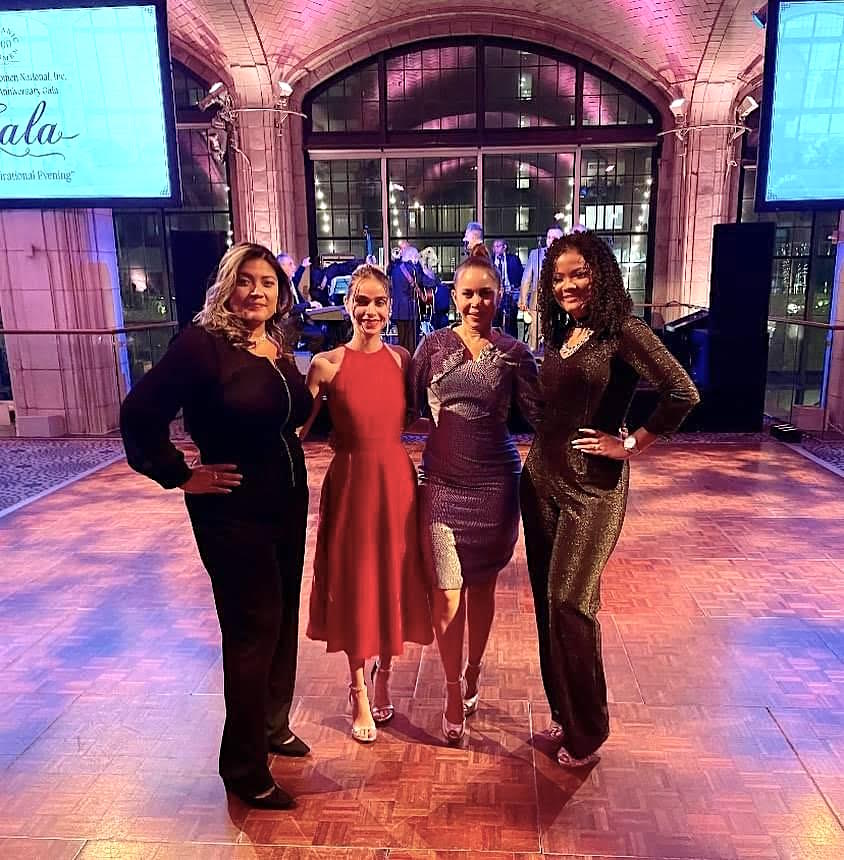 Cuatro de las nueve ganadoras de las becas otorgadas por 100 HIspanic Women 2022 posaron para el recuerdo. Ellas son de Izq. a Der.: Alexandra Garcia, Celin Hidalgo, Gabriella De Jesus y Nicolle Asprilla.