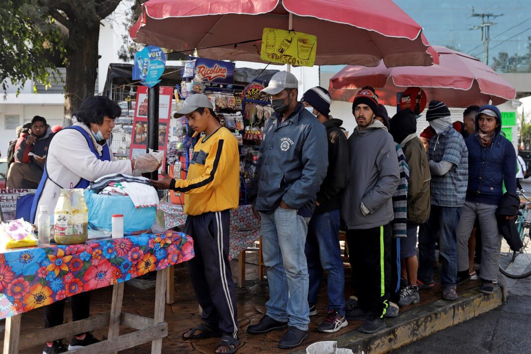 Los migrantes en San Antonio y en El Paso (Texas) carecen de ropas, zapatos y otros artículos necesarios y esas condiciones los hacen 