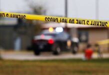 Un hombre de 42 años fue asesinado a balazos por desconocidos y otras cuatro personas resultaron heridas de bala, algunas de ellas con expediente criminal, en un barrio de Toa Baja, municipio en el norte de Puerto Rico.