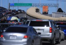 México se despide del horario de verano en medio de incertidumbre con EE.UU. Conductores de camiones transitan por el puente Internacional Cordova de las América (1)