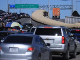 Conductores de camiones transitan por el puente Internacional Cordova de las América (1)