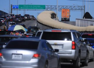 Conductores de camiones transitan por el puente Internacional Cordova de las América (1)