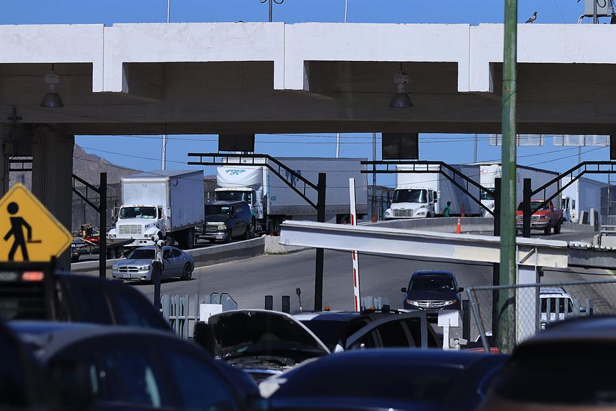 Conductores de camiones transitan por el puente Internacional Cordova de las Am&eacute;rica (2)