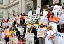 Critican a alcalde de Nueva York por poner a inmigrantes en carpas Decenas de inmigrantes y activistas sostienen pancartas que piden vivienda en vez de carpas para los inmigrantes indocumentados (2)