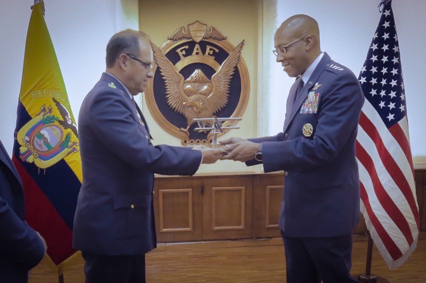 EEUU y Ecuador-Foto twitter El jefe del Estado Mayor de las Fuerzas Aéreas de los Estados Unidos, Charles Q. Brown Jr., visitó Quito durante dos días para reunirse con diferentes autoridades de Ecuador y reafirmar el compromiso de defensa entre los Estados Unidos y el Ecuador.