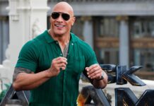 El actor estadounidense Dwayne Johnson posa para la prensa con motivo del estreno de su película “Black Adam”