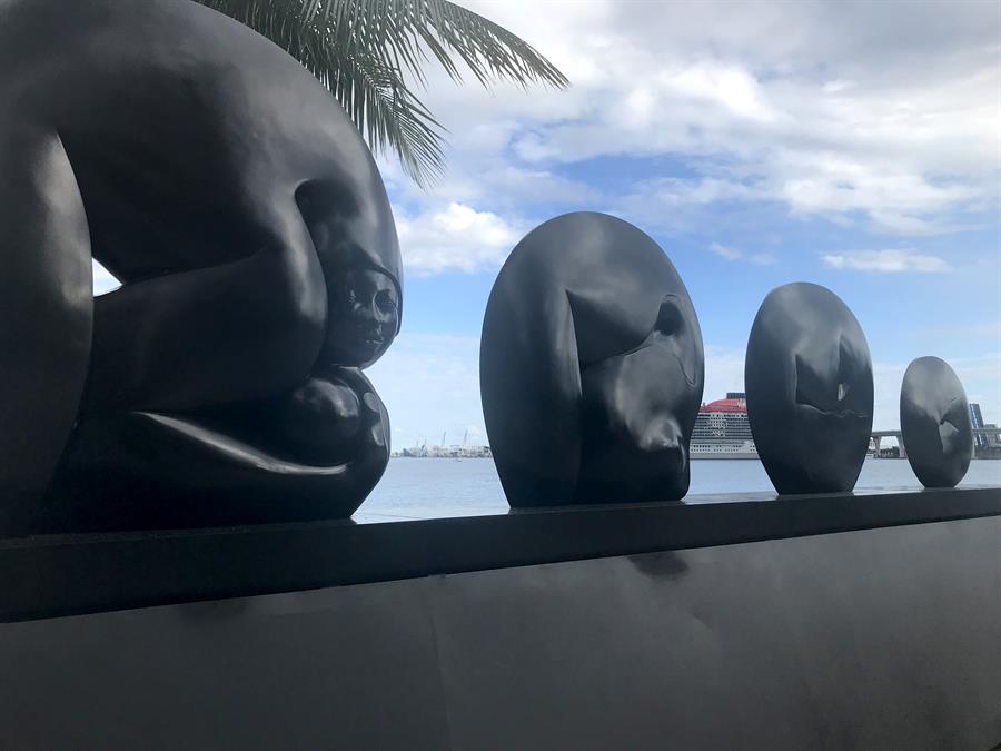 El artista costarricense Jorge Jim&eacute;nez Deredia (2)