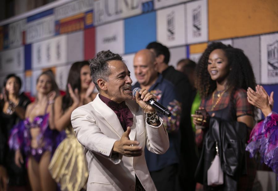 El cantante Rubén Albarrán, acompañado de la Orquesta Pérez Prado, se presenta durante el Festival Internacional de Cine de Morelia Rubén Albarrán