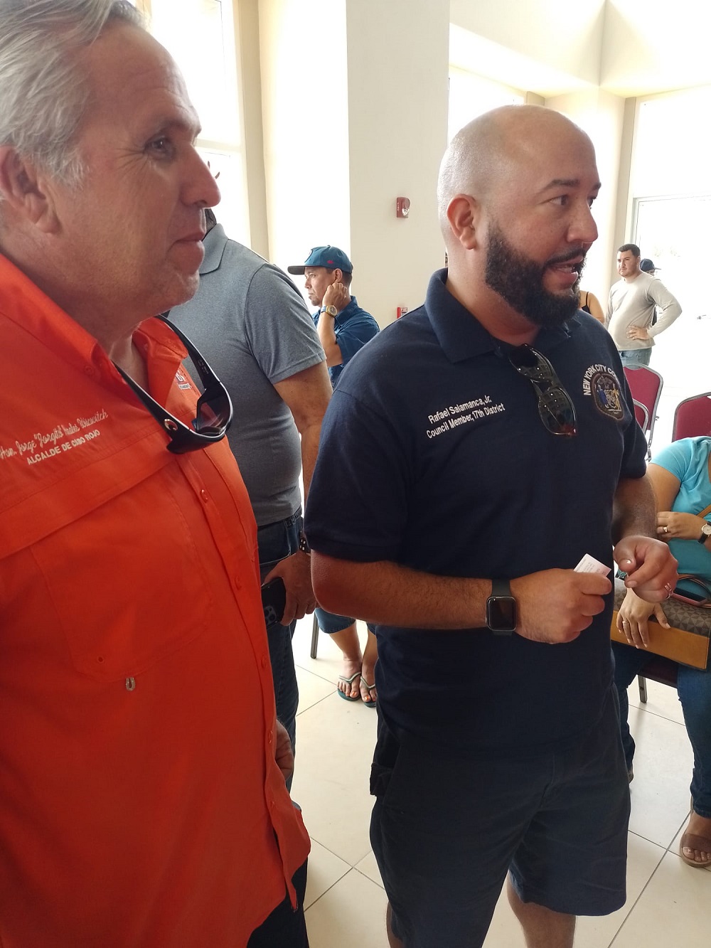 El concejal Rafael Salamanca junto al alcalde Cabo ROjo Jorge A. Morales Wiscovitch hablando a la prensa.
