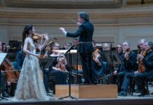 El director de orquesta y músico venezolano Gustavo Dudamel dirige a la Filarmónica de Los Angeles junto a la violinista española María Dueñas
