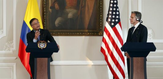 El presidente de Colombia Gustavo Petro (izq.) participa en una rueda de prensa junto al secretario de Estado de Estados Unidos, Antony Blinken