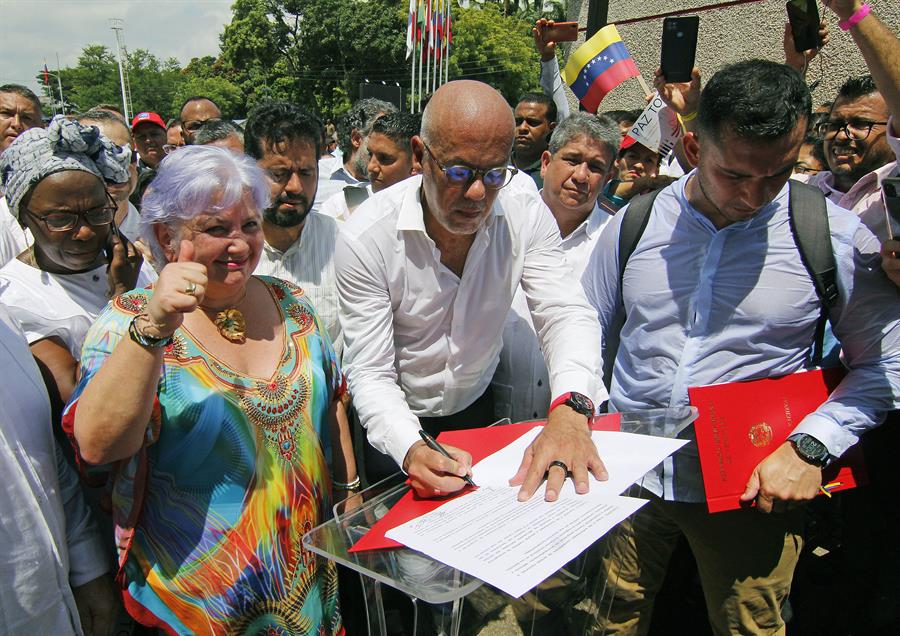 El presidente de la Asamblea Nacional de Venezuela, Jorge Rodríguez (c) y la senadora del Pacto Histórico, Gloria Flórez El presidente de la Asamblea Nacional de Venezuela, Jorge Rodríguez (c) y la senadora del Pacto Histórico, Gloria Flórez