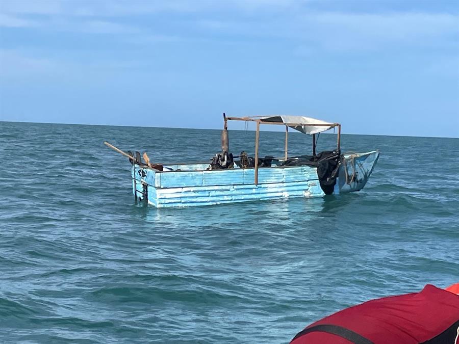 Embarcación Rústica 1 Al menos 43 migrantes cubanos fueron detenidos por las autoridades de Estados Unidos al arribar este viernes a Key Biscayne, un islote ubicado en la bahía de Miami, mientras la Guardia Costera repatrió en esta misma jornada a 68 migrantes de la misma nacionalidad.