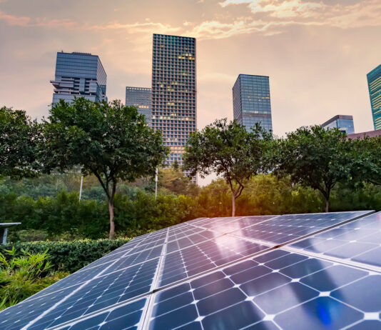 México y Estados Unidos acuerdan acelerar juntos economía sostenible El Gobierno de México se comprometió este fin de semana con su principal socio comercial, Estados Unidos, a acelerar la generación de energías limpias y reducir las emisiones contaminantes para disminuir el calentamiento global y alcanzar juntos, en 2025, una economía sostenible con el mínimo posible de combustibles fósiles.
