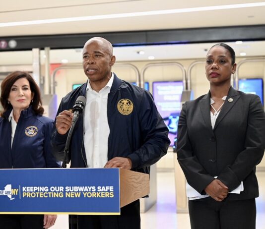 Aumentarán policías en metro de Nueva York para enfrentar ola de violencia Eric Adams1...
