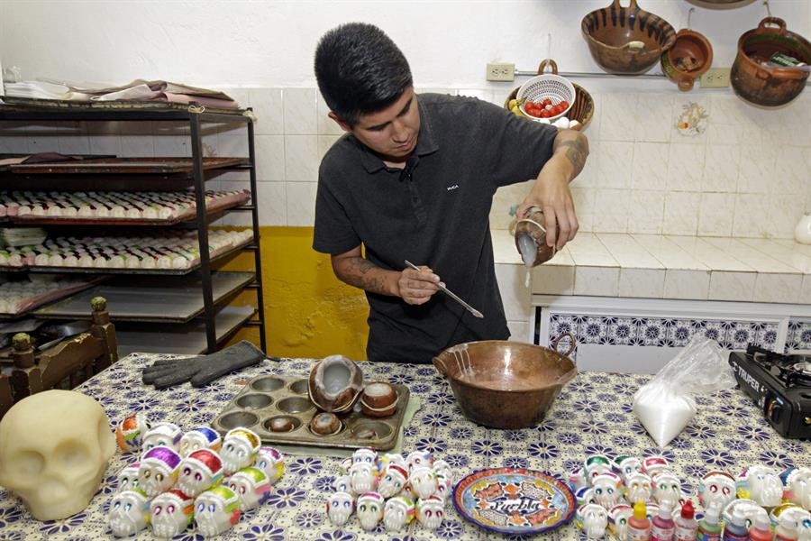 Ernesto Quintana Reyes, artesano de dulces típicos El Colibrí