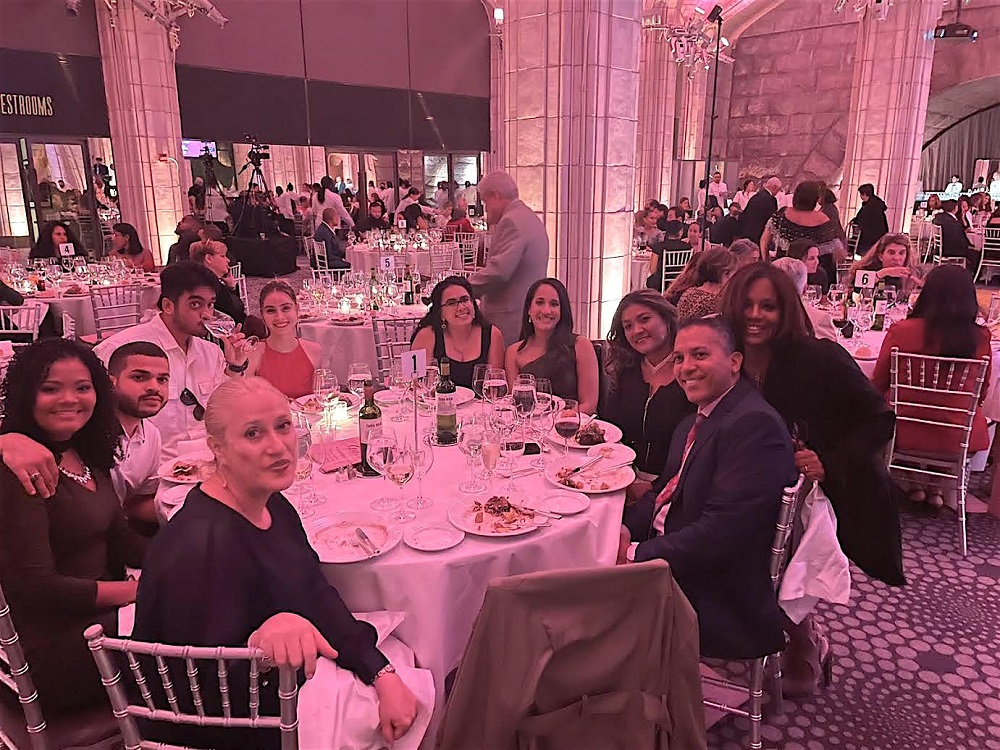 En la mesa de las jóvenes y talentosas mujeres ganadoras de las becas, encontramos al extremo derecho a los esposos Veronica y Luis Guerrero, quienes enviaron un afectuoso saludo a su amiga, la empresaria Mary Kuhry, quien respalda la labor de la organización hispana.