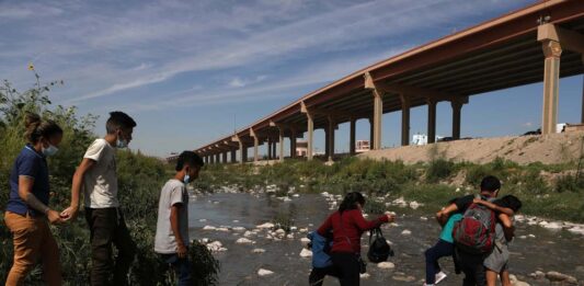 A medida que continúan llegando miles de inmigrantes, la ciudad de Nueva York, tanto para las autoridades como las organizaciones se han enfrentado con una serie de trabas, entre ellas, los retos y desafíos legales que se enfrentan los solicitantes de asilo