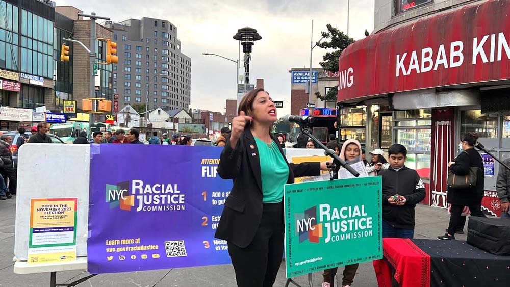 La asambleísta estatal Jessica Gonzalez, de ascendencia puertorriqueña, fue una de las autoridades locales que participó y en perfecto castellano, efusivamente instó a la comunidad a participar en las elecciones, como un mecanismo democratico que permite cambiar la estructura del gobierno en favor de las comunidades.