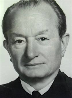 El primer Gran Mariscal del Desfile del Día de la Raza fue el juez Emilio Nuñez (+), quien emigró de España a los once años y fue el primer hispano en el sistema judicial de Nueva York.