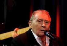 Muere Jerry Lee Lewis a los 87 años El músico Jerry Lee Lewis, pionero del rock and roll, murió este viernes a los 87 años de edad, confirmó su publicista a los medios de comunicación.