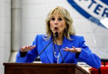 La primera dama pide unidad contra el cáncer de mama en Florida La primera dama de Estados Unidos, Jill Biden, visitó este sábado instalaciones del Sylvester Comprehensive Cancer Center en Florida como parte de las actividades del Mes de Concienciación sobre el Cáncer de Mama, donde lanzó un mensaje de trabajo en común para vencer a la enfermedad.