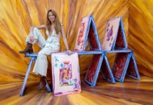 La artista Alexa Meade posa junto a unas creaciones de su exposición "Wonderland Dreams" durante una presentación a la prensa, el 5 de octubre, en unos espacios de una antigua tienda en Nueva York.