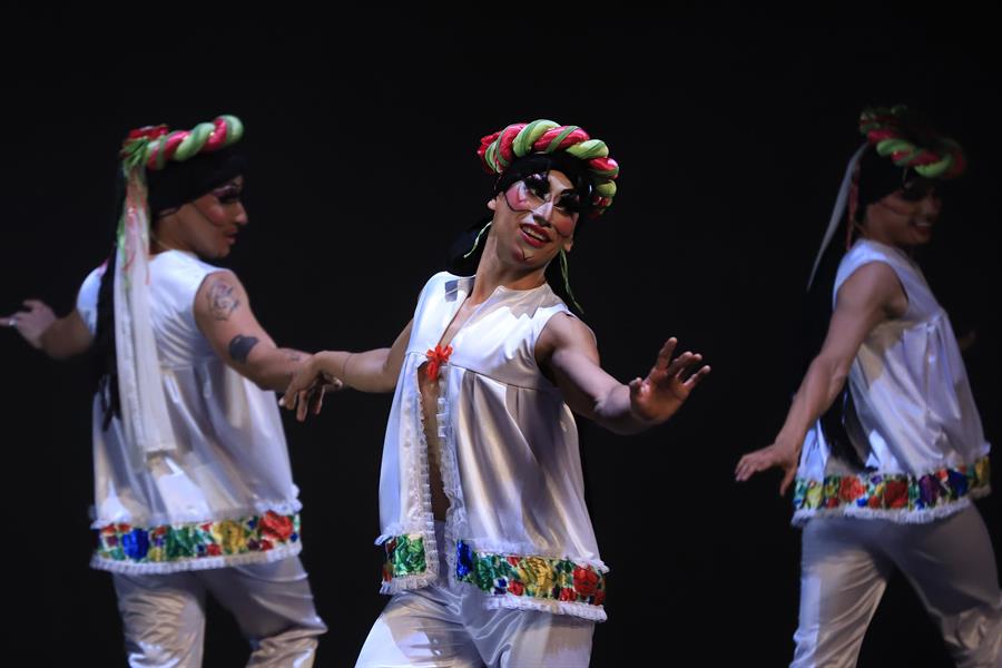 La compa&ntilde;&iacute;a LGBTQ+ M&eacute;xico de Colores se presenta hoy durante un espect&aacute;culo en la ciudad de Guadalajara (4)