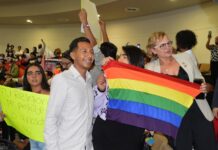 Matrimonio igualitario ya es legal en todo México La diputada por el Movimiento de Regeneración Nacional (MORENA) Guillermina Magaly Deandar (d), apoya a integrantes de la comunidad LBGT