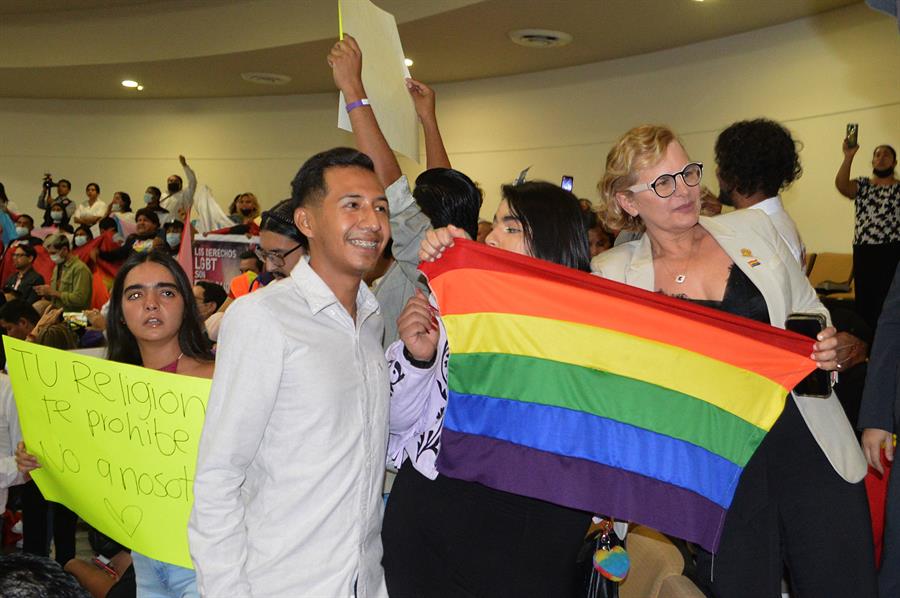 La diputada por el Movimiento de Regeneración Nacional (MORENA) Guillermina Magaly Deandar (d), apoya a integrantes de la comunidad LBGT La diputada por el Movimiento de Regeneración Nacional (MORENA) Guillermina Magaly Deandar (d), apoya a integrantes de la comunidad LBGT