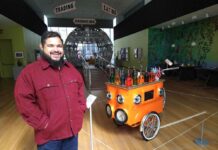 Monxo Lopez, junto a la obra del artista puertorriqueño Miguel Luciano, que conmemora la innovación de los vendedores ambulantes latinos, transformando un carrito de venta de hielo raspado, -conocido en el Caribe como piragua-, en un triciclo con sistema de sonido, pantallas y luces.