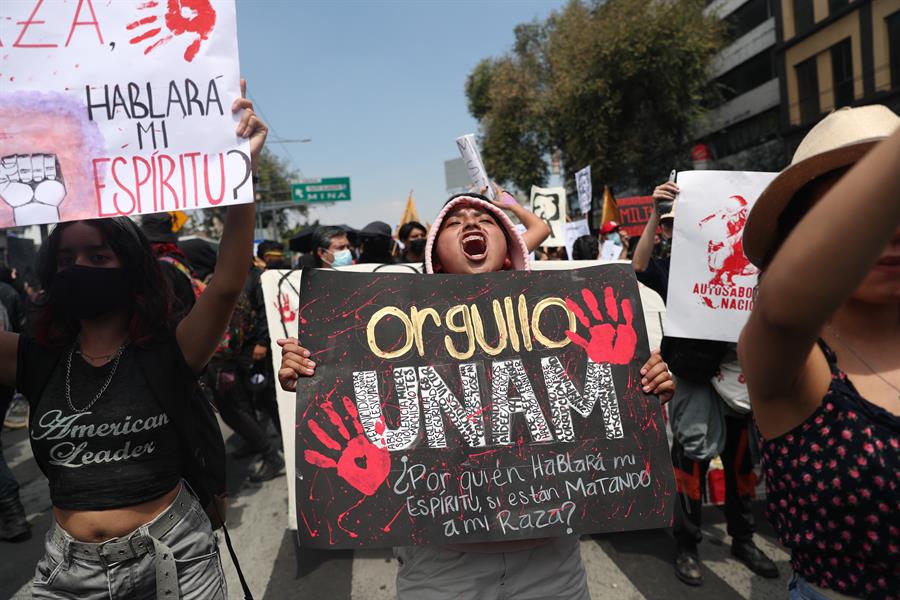 Manifestantes participan en la marcha conmemorativa de la matanza de Tlatelolco del 2 de octubre de 1968 (3)